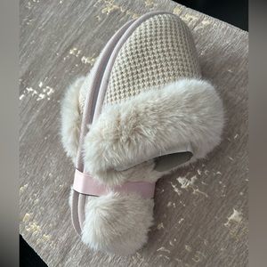 BNWT Victoria’s Secret Slippers - L